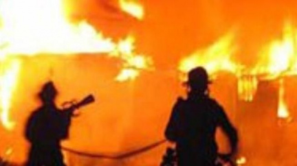 Hasiči bojují s rozsáhlým požárem haly na Berounsku