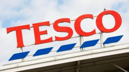 Tesco zeštíhluje: Plánuje zrušit stovky manažerských pozic