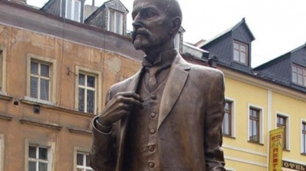 Do Lán dorazila Masarykova jezdecká socha 