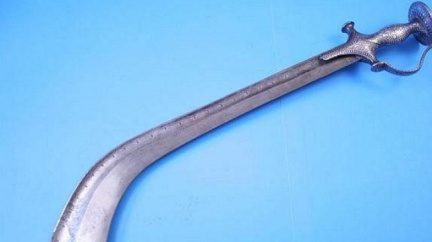 Otci se nelíbilo randění dcery. Mečem jí uťal hlavu