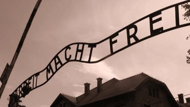 Švéd, který si měl objednat krádež nápisu z Osvětimi, zatčen