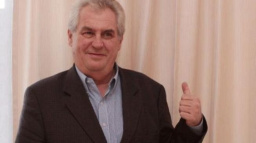 Zeman láká Pražany "Zorro billboardem"