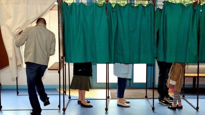 Francouzští socialisté podle odhadu získají většinu ve sněmovně