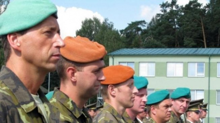 Protikorupční policie stíhá dalších 9 lidí kvůli manipulaci s armádními zakázkami