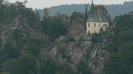 Ve skalách Českého ráje se zřítil horolezec, vážně se zranil