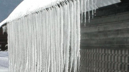 Kojenec, kterého zranil led ze střechy, je stále ve vážném stavu