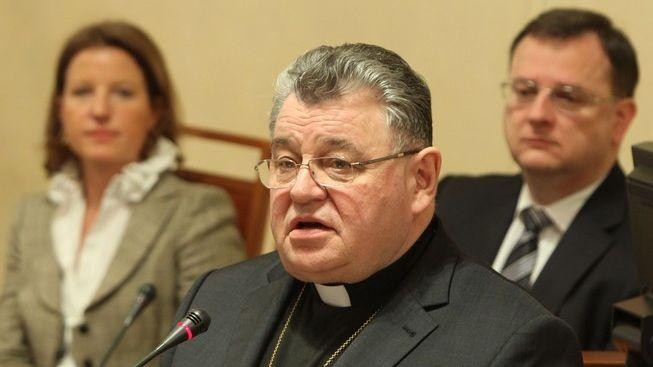 Vláda natruc opozici a Zemanovi podepsala smlouvy o finančním vyrovnání s církvemi