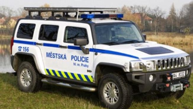 Praha nabízí postiženému Haiti své policejní hummery