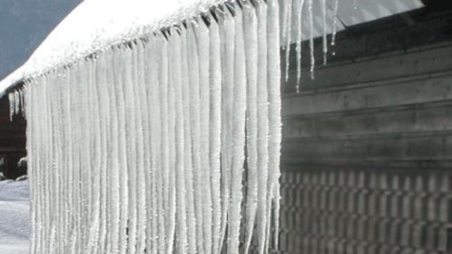 Padající kusy ledu vážně zranily kojence i devítileté dítě