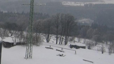 Kalamita trvá, stromy padají na vedení i na troleje