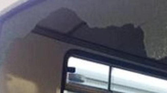 Na autobusy v Praze někdo střílel, lidé nezraněni