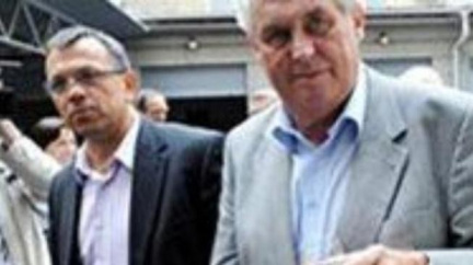 Zeman popřel svá vyhlášení a bude kandidovat proti Paroubkovi