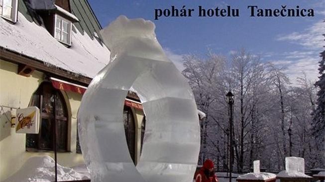 Pustevny a obří sochy ze sněhu  