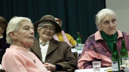 Opatrovník okrádal nemocného seniora tři roky. Přišel si tak na tři miliony