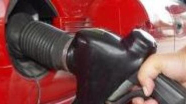 Cena benzínu i nafty dál klesá