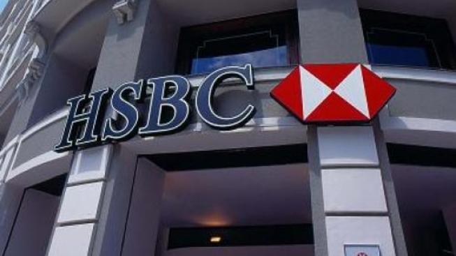 Další banka omezuje aktivity v Česku, HSBC ruší běžné účty klientům
