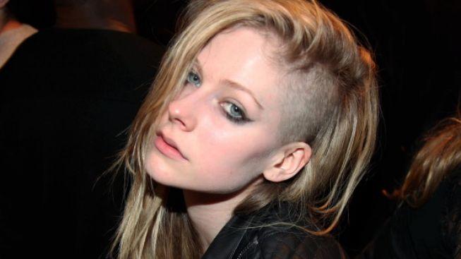 Rocková princezna Avril Lavigne má drsnou image. Oholila si půlku hlavy