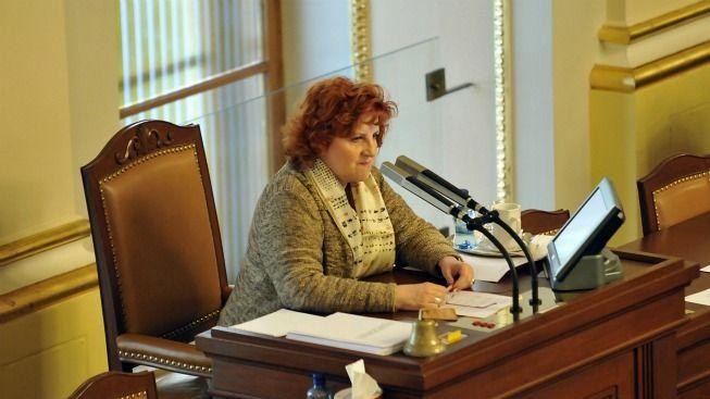 Policie požádala o vydání Parkanové. Kvůli letadlům CASA bez výběrového řízení