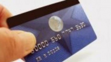 Banky si  kompenzují ztracené příjmy z blokací karet - zdražují platební karty