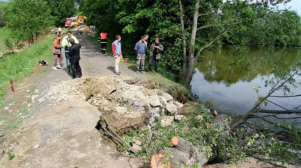 V hrázi rybníka Dolní Kladiny se objevily další trhliny, situace je ale pod kontrolou