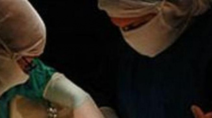 Slovenští lékaři zkoušejí oddělit siamská dvojčata, je to boj o život