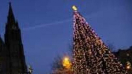 Na pražském náměstí Míru shořely stánky, tři zranění