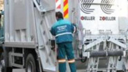 Popeláři vyklopili bezdomovce do vozu, ten nepřežil