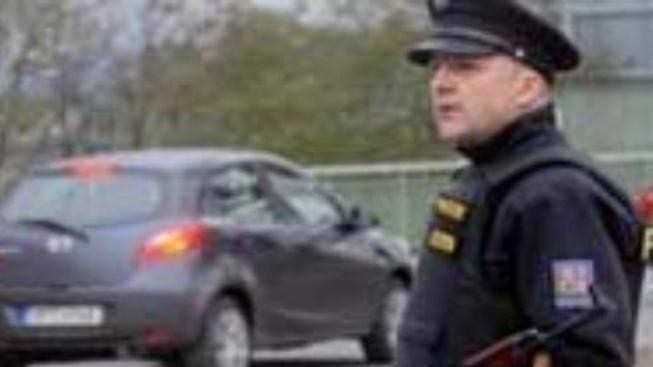 Členové eskorty, jimž utekl vězeň, jsou mimo službu