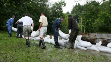 Narušená hráz rybníka ohrožuje nedaleký tábor