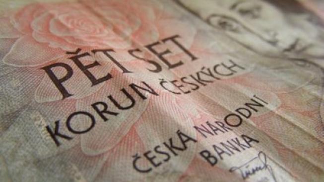 Českým domácnostem klesají příjmy, začínají spořit