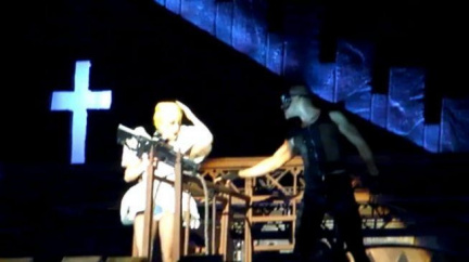 Lady Gaga dostala železnou tyčí. Koncert dozpívala s otřesem mozku