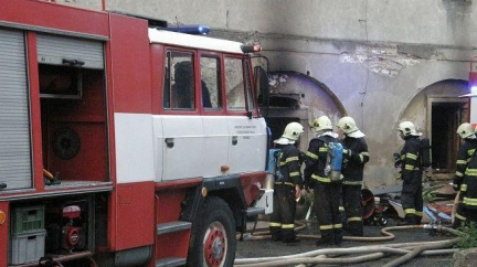 Hasiči v Jinočanech prohledávají hořící dům, našli oběť