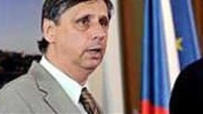 Fischerův odlet do Bruselu se kvůli závadě letadla zpozdí