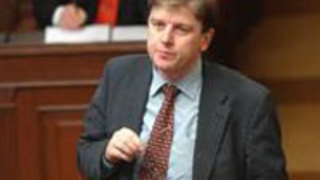 STEM: Důvěra ve sněmovnu a Senát se propadla