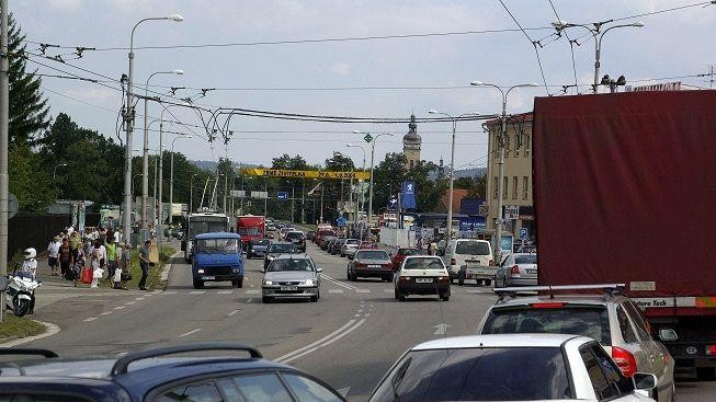 V Přerově nastal dopravní kolaps. Hlavní tepna je uzavřená