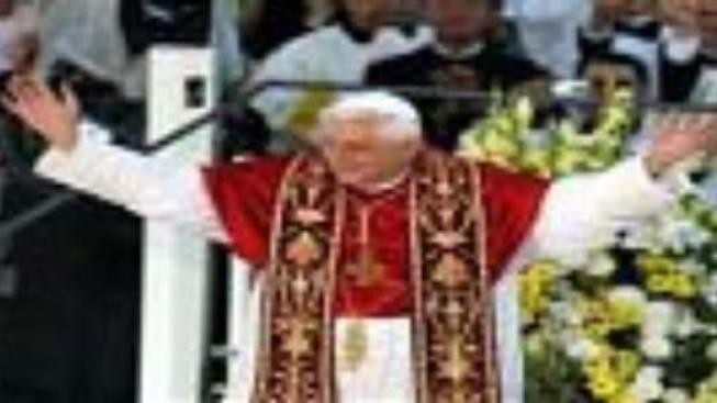 Papež zahájil návštěvu ČR, uctil Pražské Jezulátko