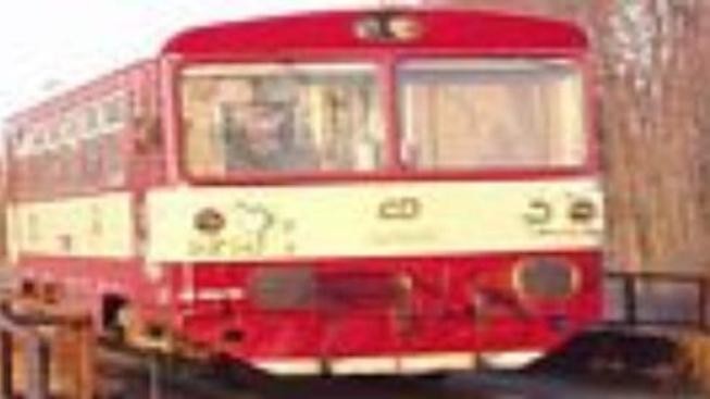 Vlak vykolejil po srážce s autem, řidič nepřežil