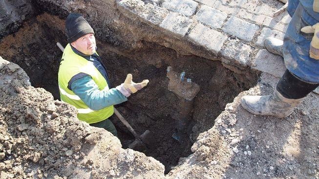 V Mostě prasklo potrubí a auto se propadlo do země 