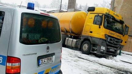 Nehoda kamionu blokuje silnici do České Lípy. Pro dva zraněné letěl vrtulník