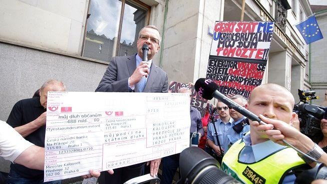 Na Kalouska čekaly dvě stovky protestujících. Dostal složenku na dluh občanům
