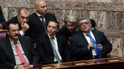 Řecký neonacista napadl v přímém přenosu dvě levicové političky