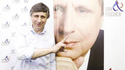 Předběžný průzkum stále favorizuje Fischera, druhý je Švejnar