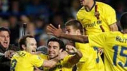 Do finále jde Barcelona, Chelsea spílá sudímu