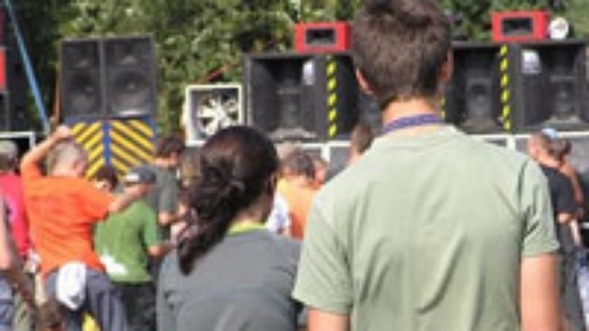 Policie nalezla po technoparty mrtvého mladíka