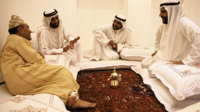 Nedívejte se do očí, nelíbejte přátele a zouvejte si boty. Muslimské Emiráty