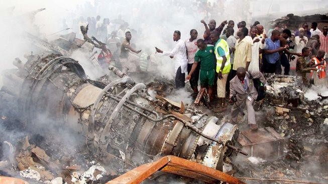 Při pádu létadla v Nigérii zahynulo 163 lidí, z toho 10 v poškozené budově