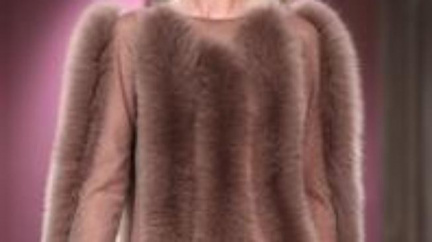 Přehlídky dámské konfekce v Paříži v podzimních barvách i v černé