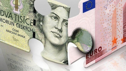 Česká měna vůči euru znovu klesá