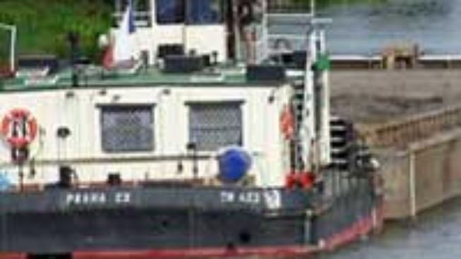 V Praze na Vltavě se potápí loď