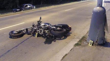 Smrt na silnici: Motorkář střet s autem neměl šanci přežít